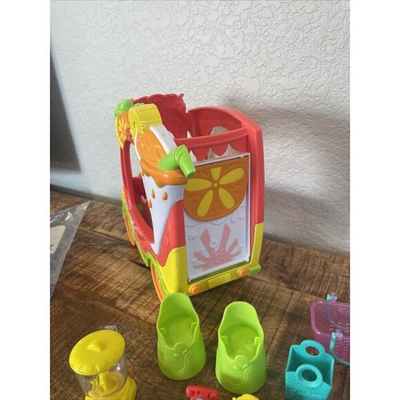 SHOPKINS SMOOTHIE TRUCK Play Set 2 Exclusive Shopkins Blender Stools PLUS More - Picture 9 of 12